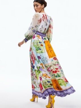 NWOT Alice + Olivia Bellami V-neck Maxi Dress in Multi. Size 2